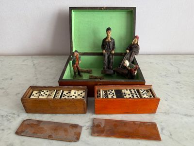 une petite boîte en bois contenant quelques figurines