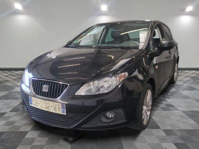la photo d'une voiture noire garée sur un sol en damier