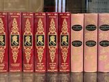un grand nombre de livres posés sur une table