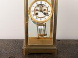 une horloge en or posée sur une table en bois