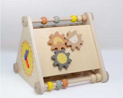 un jouet en bois muni d'une horloge et d'engrenages