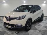 la voiture blanche est garée sur un sol en damier dans le garage