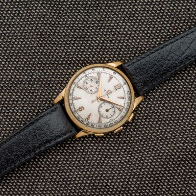 gros plan d'une montre sur une surface noire