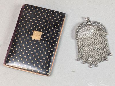 un petit sac à main et un sac à main à chaîne posés sur une table