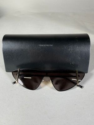 une paire de lunettes de soleil posée sur un étui noir