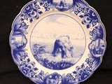 une vieille assiette bleue et blanche sur laquelle est représenté un éléphant