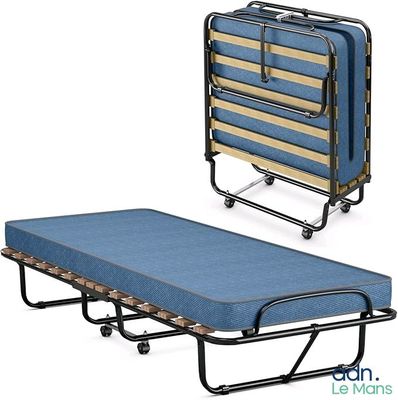 un lit pliant avec un drap bleu et un matelas bleu