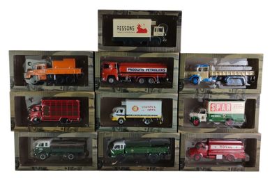 de nombreux camions miniatures dans une vitrine sur fond blanc