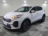 une voiture blanche est garée sur le sol à carreaux d'un garage