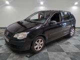 la photo d'une voiture noire garée dans un garage