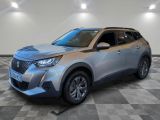 un SUV argenté garé dans une pièce au sol en damier