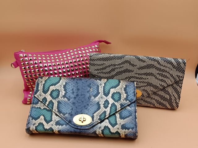 3 pochettes dont 2 façon serpent (un en toile, l’autre dessus pai