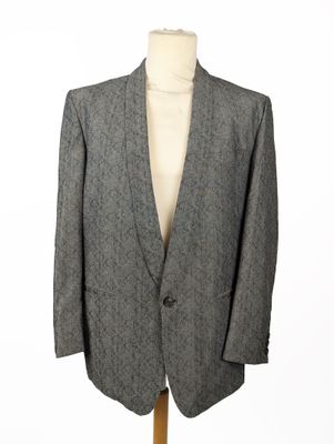 une image d'un costume sur un mannequin
