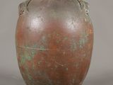 un vase brun posé sur une table