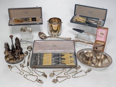 beaucoup d'objets en argent posés sur une table