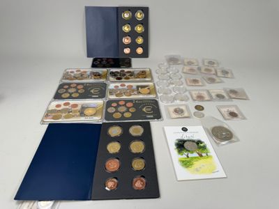 le contenu d'une collection de pièces de monnaie est étalé sur la table