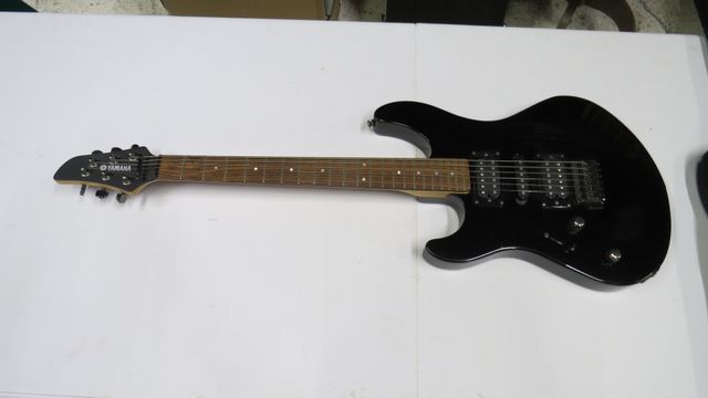 Guitare électrique YAMAHA avec house non testé