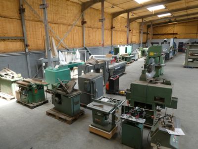 de nombreuses machines qui sont installées dans une grande salle
