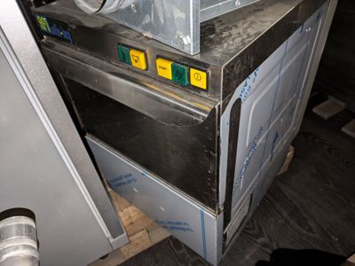 une machine posée sur une table