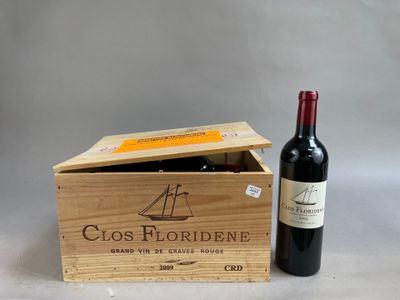 une bouteille de vin rouge et une boîte en bois posées sur une table