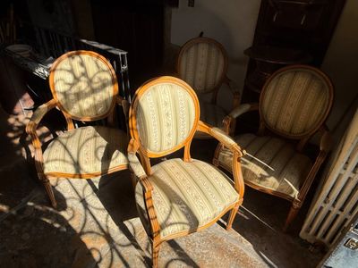 Suite de quatre fauteuils de style Louis XVI à dos médaillon…