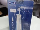 une boîte contenant une brosse à dents, posée sur une table