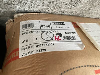 une boîte sur laquelle est apposée une étiquette de prix