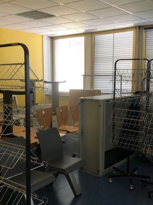 une pièce où se trouvent plusieurs chaises