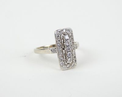gros plan d'une bague en diamant sur une surface blanche