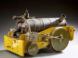 une maquette de canon posée sur une table