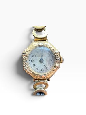 une montre posée sur une surface blanche