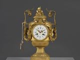 une horloge en or posée sur un socle