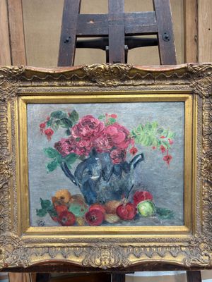 un tableau représentant un vase de fleurs posé sur un chevalet