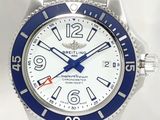 La montre est blanche et bleue, avec un cadran à lunette bleue.