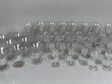un grand nombre de verres à vin posés sur une table
