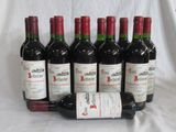 des bouteilles de vin rouge alignées sur un fond blanc