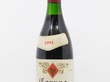 gros plan d'une bouteille de vin sur une surface blanche