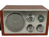 une radio à l'ancienne posée sur une surface blanche