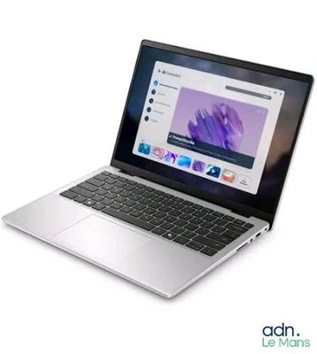 un ordinateur portable ouvert sur une surface blanche