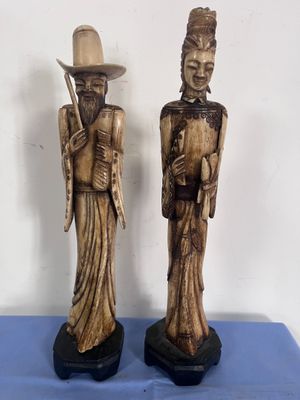 paire de figurines en bois sculpté représentant un homme et une femme