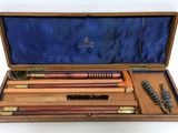 une boîte en bois contenant une brosse, un peigne et d'autres objets