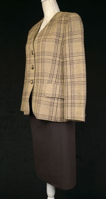 une photo d'un mannequin portant une veste et une jupe