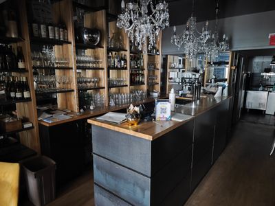 un bar sur lequel sont posées de nombreuses bouteilles de vin