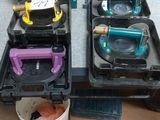 de nombreux outils posés sur une table