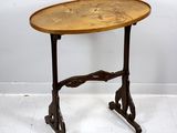 une table ancienne avec un plateau en bois et des pieds en métal