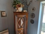 un grand meuble en bois dans le coin d'une pièce