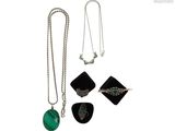 trois bijoux, dont un médiator, un collier et une bague