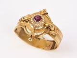 une image représentant une bague en or ornée d'un rubis au centre