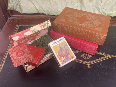 une pile de livres posée par terre à côté d'un lit