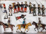 de nombreuses figurines de soldats exposées dans une boîte